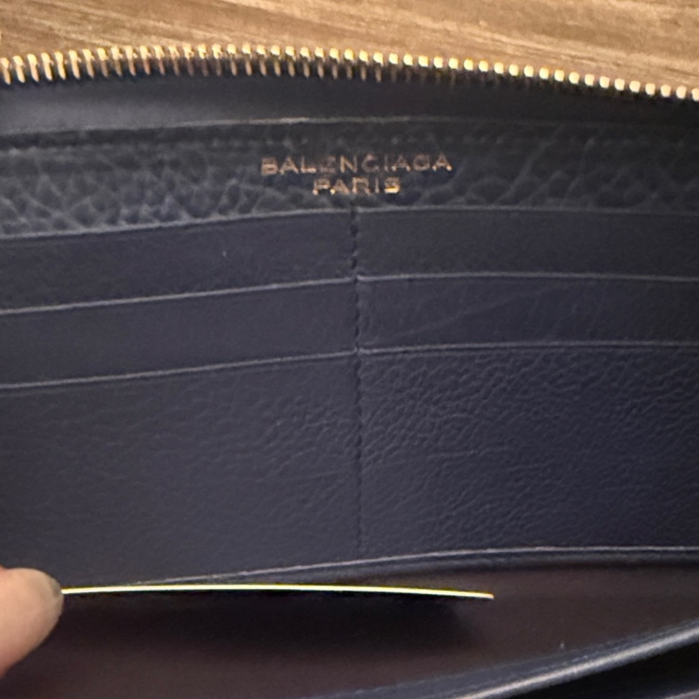 Balenciaga Navy Leather Wallet with Gold Accent
Certificate of Authenticity incl - Picture 3 of 7